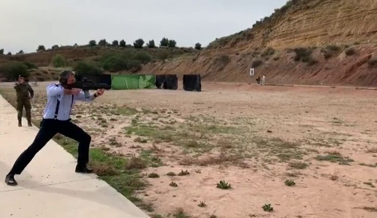 Ortega Smith no cometió ninguna irregularidad disparando en una base del ejército, fue "una deferencia" Ortega Smith no cometió ninguna irregularidad disparando en una base del ejército, fue "una deferencia"