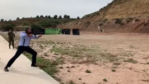 Ortega Smith no cometió ninguna irregularidad disparando en una base del ejército, fue "una deferencia" Ortega Smith no cometió ninguna irregularidad disparando en una base del ejército, fue "una deferencia"