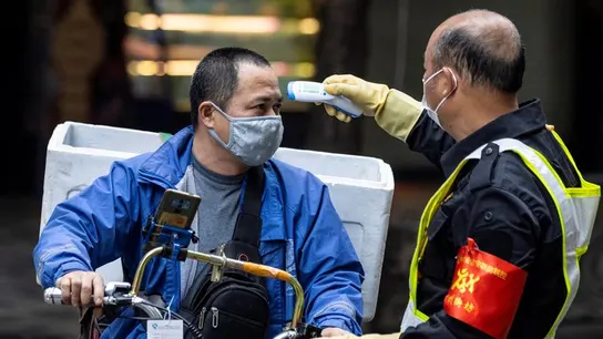 Un ciudadano chino pasando un reconocimiento ante la epidemia del coronavirus Un ciudadano chino pasando un reconocimiento ante la epidemia del coronavirus
