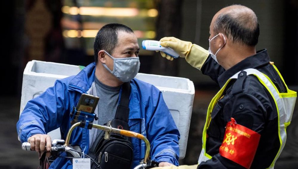 Un ciudadano chino pasando un reconocimiento ante la epidemia del coronavirus 