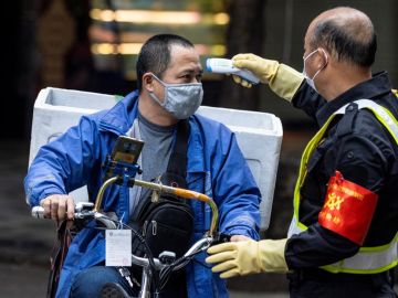 Un ciudadano chino pasando un reconocimiento ante la epidemia del coronavirus 