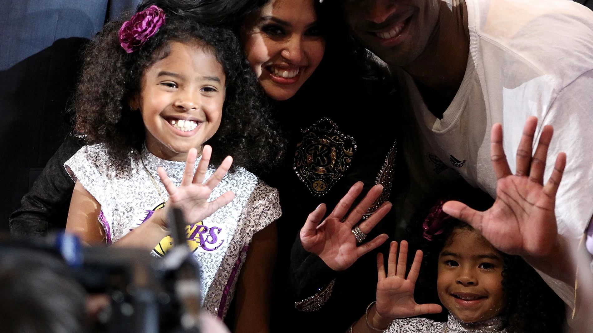 Vanessa Bryant, rodeada de Gianna y Kobe Bryant Vanessa Bryant, rodeada de Gianna y Kobe Bryant