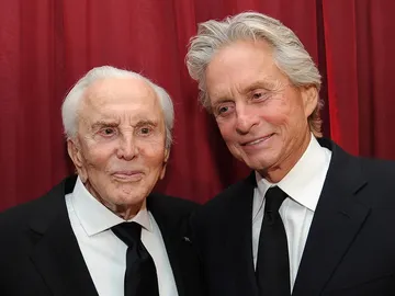 Kirk Douglas y su hijo Michael Douglas Kirk Douglas y su hijo Michael Douglas