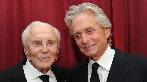 Kirk Douglas y su hijo Michael Douglas Kirk Douglas y su hijo Michael Douglas