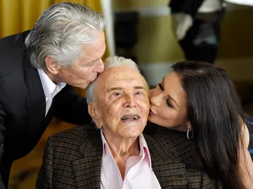 Kirk Douglas con su hijo Michael Douglas y Catherine Zeta-Jones Kirk Douglas con su hijo Michael Douglas y Catherine Zeta-Jones