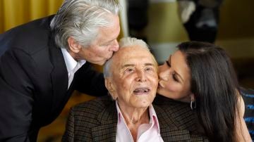 Kirk Douglas con su hijo Michael Douglas y Catherine Zeta-Jones