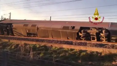 Dos muertos y unos 30 heridos por el descarrilamiento de un tren en Italia Dos muertos y unos 30 heridos por el descarrilamiento de un tren en Italia