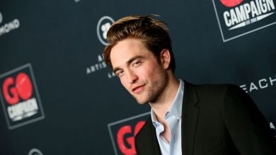 Las primeras imágenes de un recuperado Robert Pattinson ('The Batman') y su novia en la calle tras superar el coronavirus