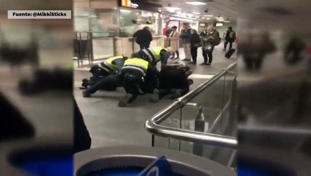 Investigan a unos vigilantes de metro de Barcelona por su forma de reducir a un hombre que se había "colado"
