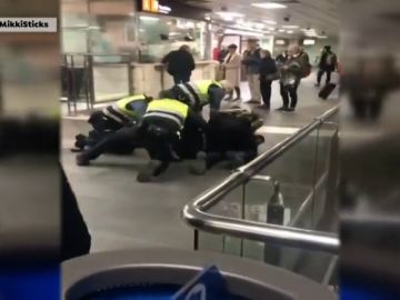 Investigan a unos vigilantes de metro de Barcelona por su forma de reducir a un hombre que se había "colado"