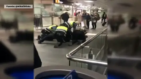 Investigan a unos vigilantes de metro de Barcelona por su forma de reducir a un hombre que se había "colado" Investigan a unos vigilantes de metro de Barcelona por su forma de reducir a un hombre que se había "colado"