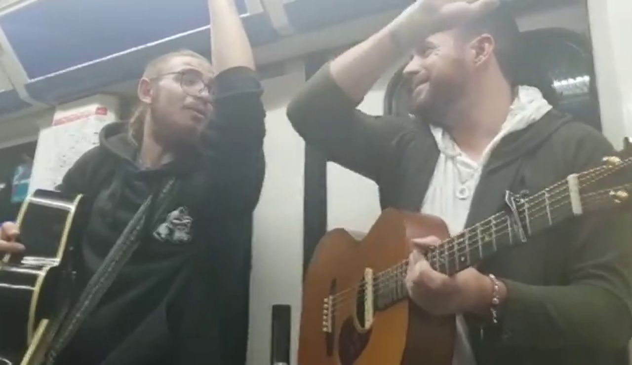 Pablo López canta en el metro con Andrés Martín