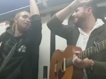 Pablo López canta en el metro con Andrés Martín Pablo López canta en el metro con Andrés Martín