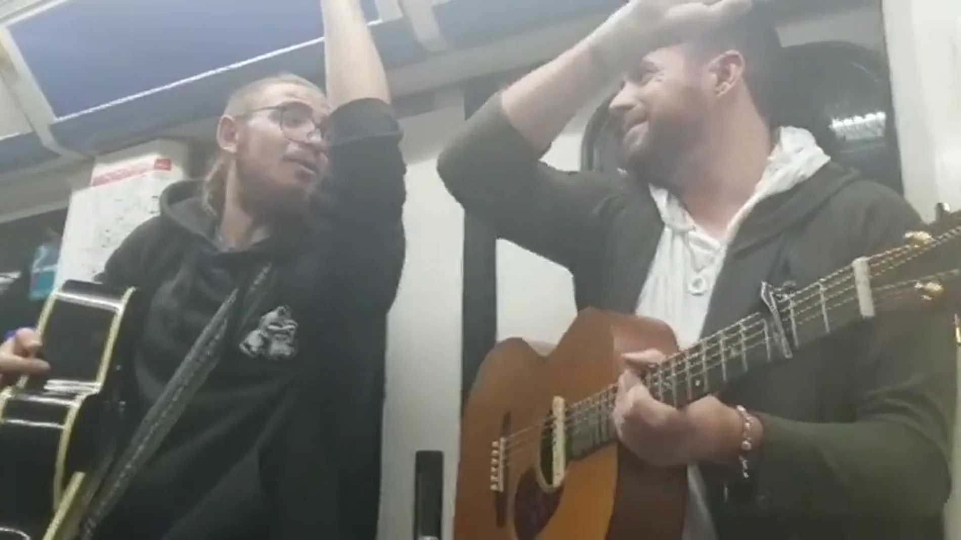 Pablo López canta en el metro con Andrés Martín