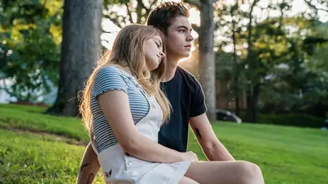 Josephine Langford y Hero Fiennes como Tessa y Hardin en 'After' Josephine Langford y Hero Fiennes como Tessa y Hardin en 'After'
