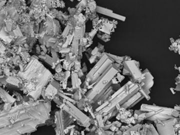 Fragmento de coltán (niobio y tántalo) visto en un microscopio