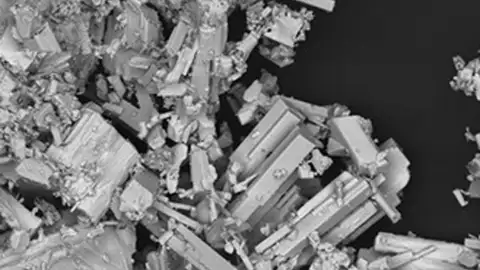 Fragmento de coltán (niobio y tántalo) visto en un microscopio Fragmento de coltán (niobio y tántalo) visto en un microscopio