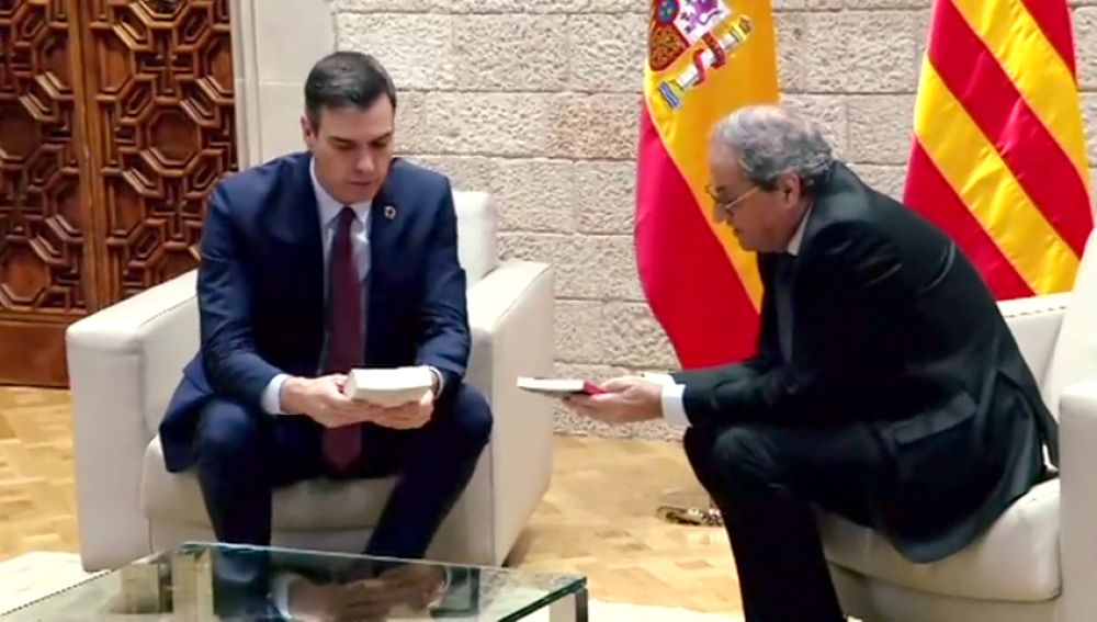 Torra regala a Sánchez dos libros con mensaje: uno de derechos humanos en inglés y otro de poesía en catalán