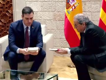 Torra regala a Sánchez dos libros con mensaje: uno de derechos humanos en inglés y otro de poesía en catalán