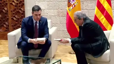 Torra regala a Sánchez dos libros con mensaje: uno de derechos humanos en inglés y otro de poesía en catalán Torra regala a Sánchez dos libros con mensaje: uno de derechos humanos en inglés y otro de poesía en catalán