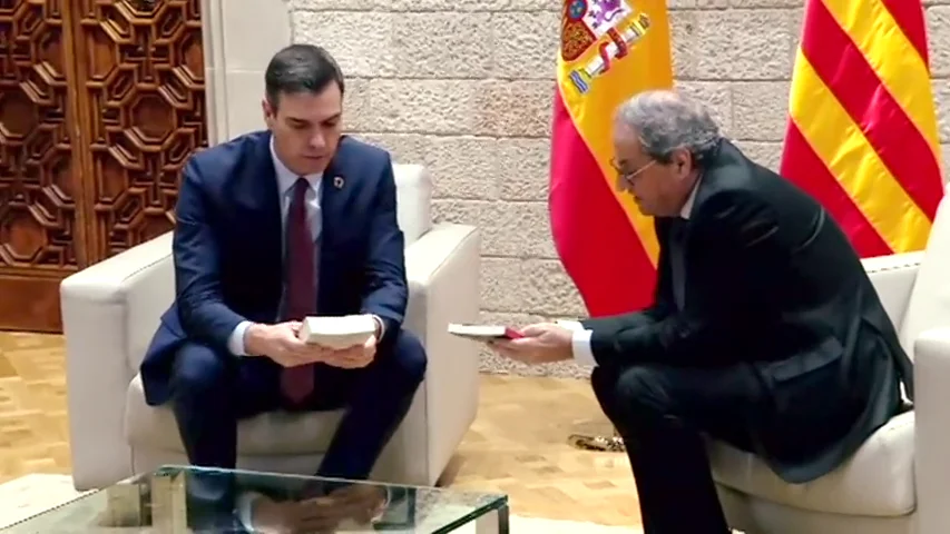 Torra regala a Sánchez dos libros con mensaje: uno de derechos humanos en inglés y otro de poesía en catalán Torra regala a Sánchez dos libros con mensaje: uno de derechos humanos en inglés y otro de poesía en catalán