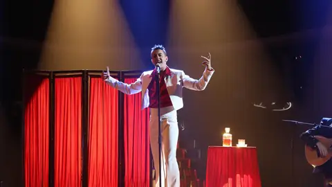 Víctor Palmero se mete en la piel de C. Tangana para cantar ‘Un veneno’ Víctor Palmero se mete en la piel de C. Tangana para cantar ‘Un veneno’