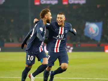 Neymar y Mbappé celebran un gol con el PSG Neymar y Mbappé celebran un gol con el PSG