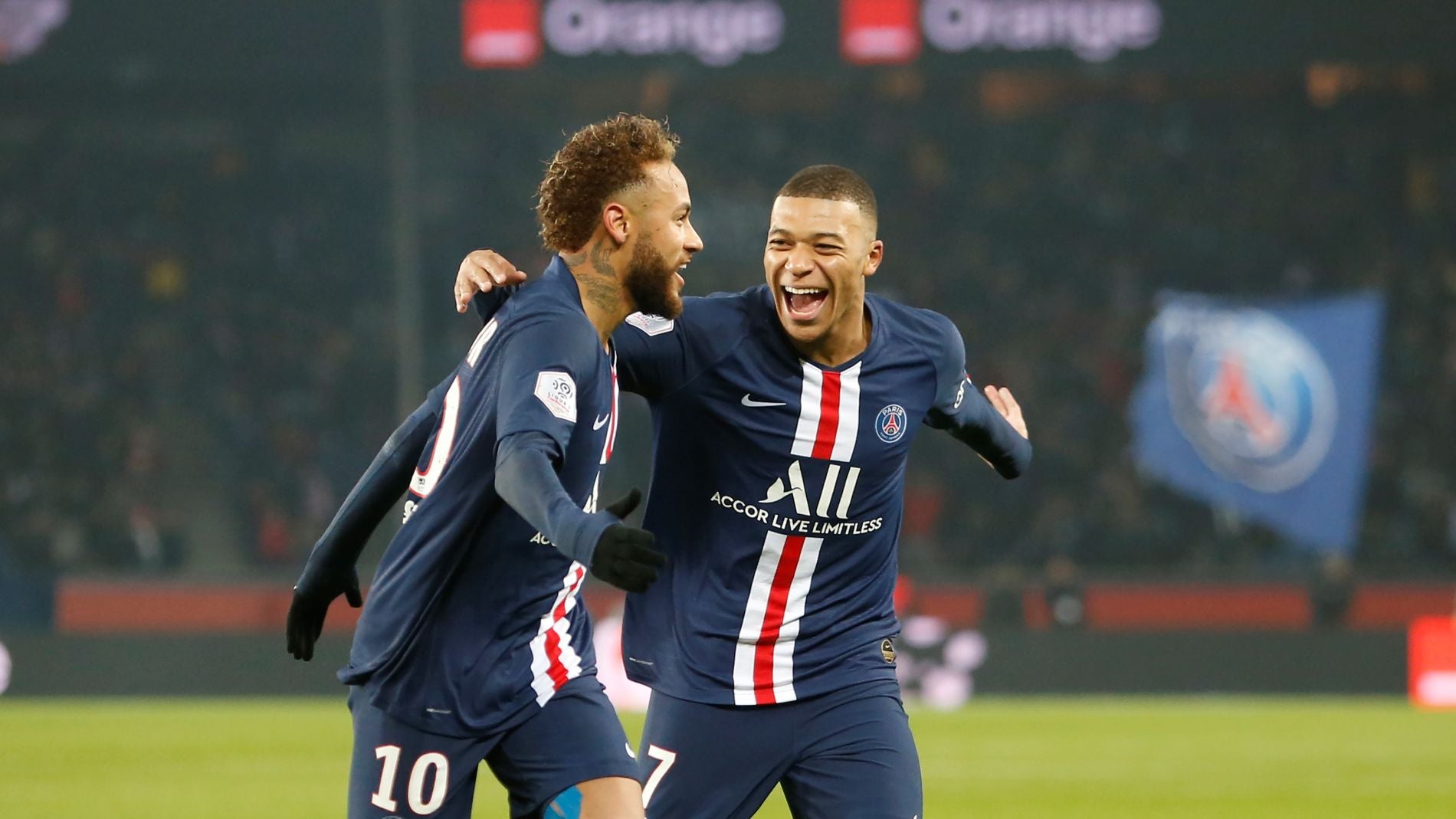 Neymar y Mbapp&eacute; celebran un gol con el PSG