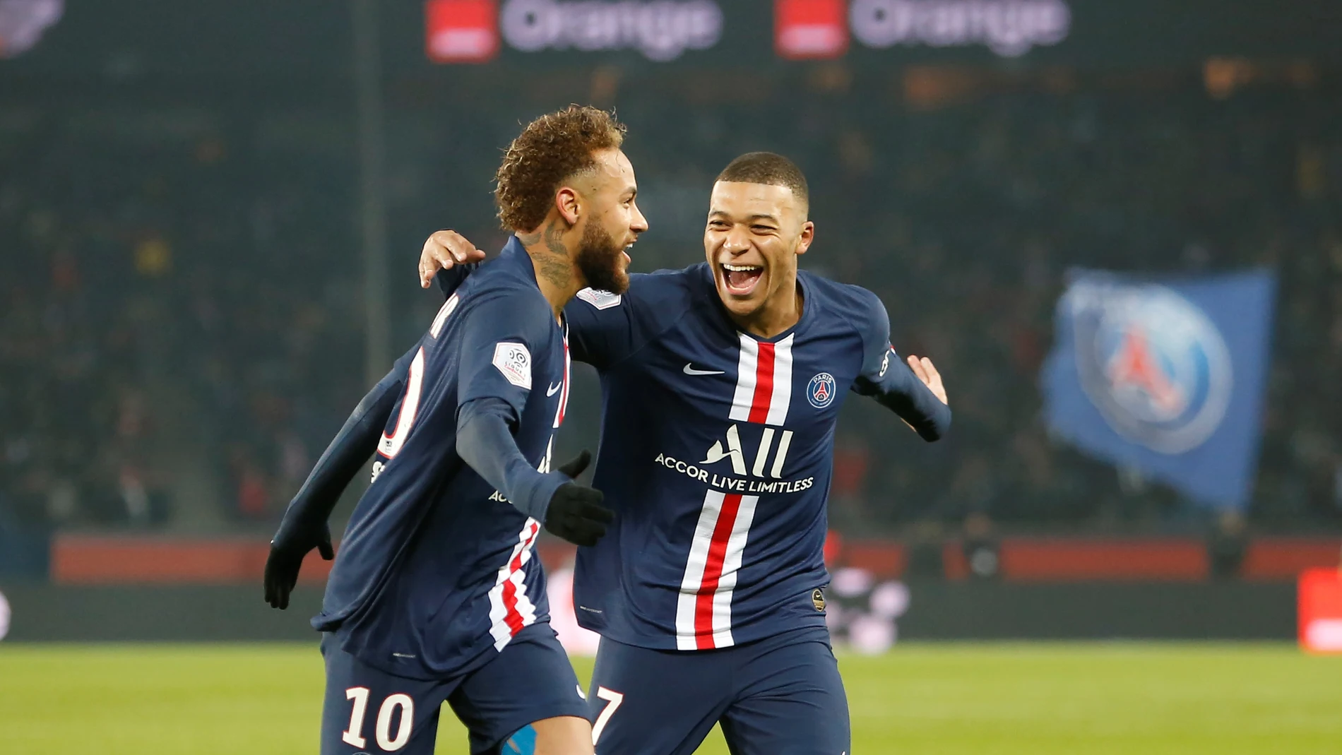 Neymar y Mbappé celebran un gol con el PSG Neymar y Mbappé celebran un gol con el PSG