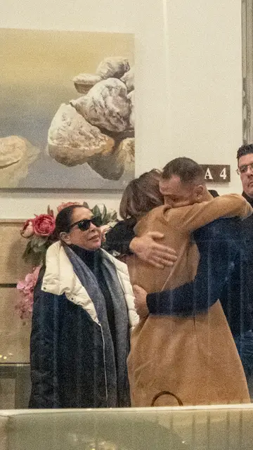 Isabel Pantoja junto a Irene Rosales que recibe el pésame Isabel Pantoja junto a Irene Rosales que recibe el pésame