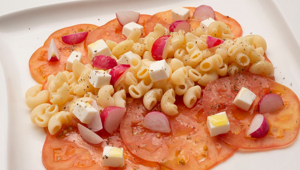 Ensalada de pasta, tomate y rabanitos