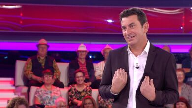 Arturo Valls revela en '¡Ahora caigo!' el apodo con el que su madre le tiene en su agenda