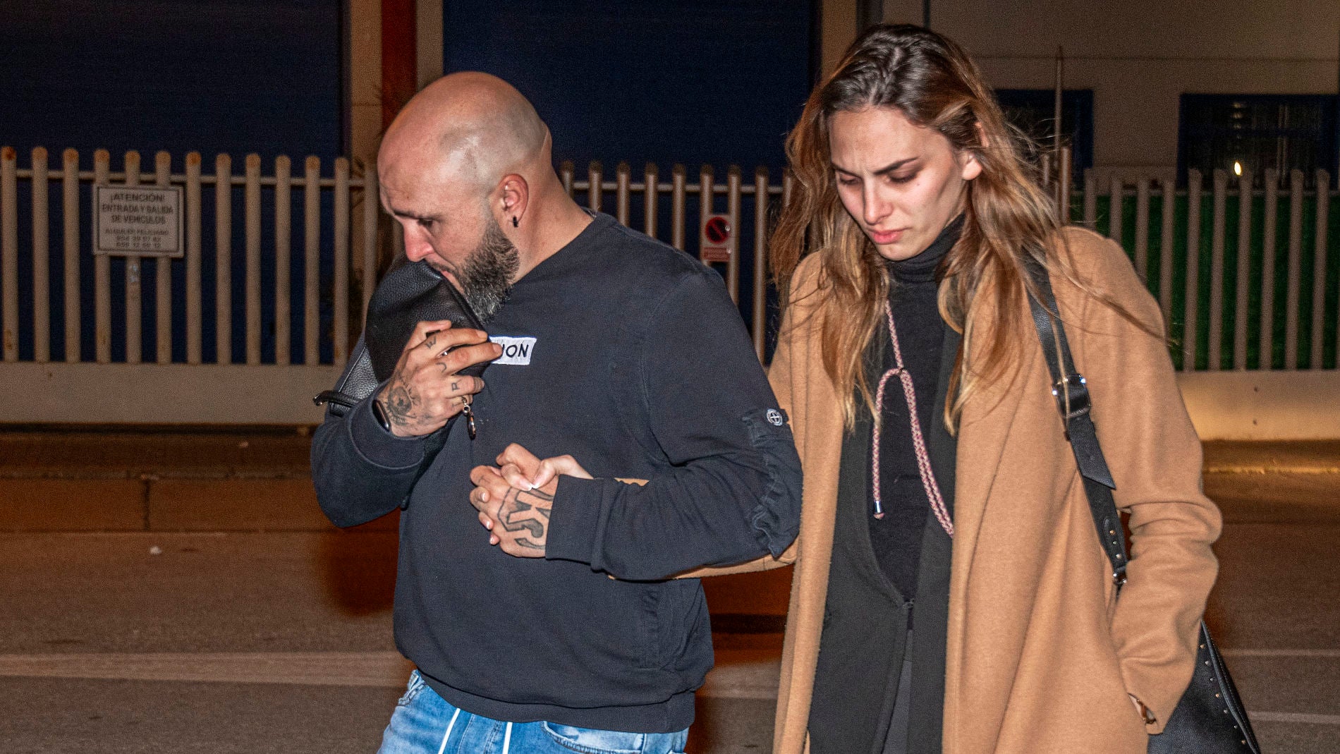 Irene Rosales abandonando el tanatorio junto a Kiko Rivera 