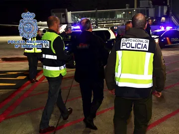Agentes de la Policía Nacional escoltan Carlos García Juliá en Barajas Agentes de la Policía Nacional escoltan Carlos García Juliá en Barajas