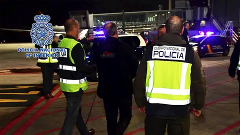 Agentes de la Policía Nacional escoltan Carlos García Juliá en Barajas Agentes de la Policía Nacional escoltan Carlos García Juliá en Barajas
