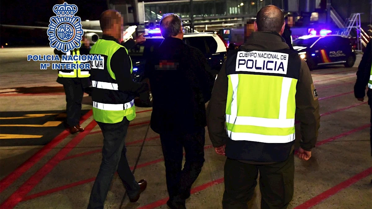 Agentes de la Polic&iacute;a Nacional escoltan Carlos Garc&iacute;a Juli&aacute; en Barajas