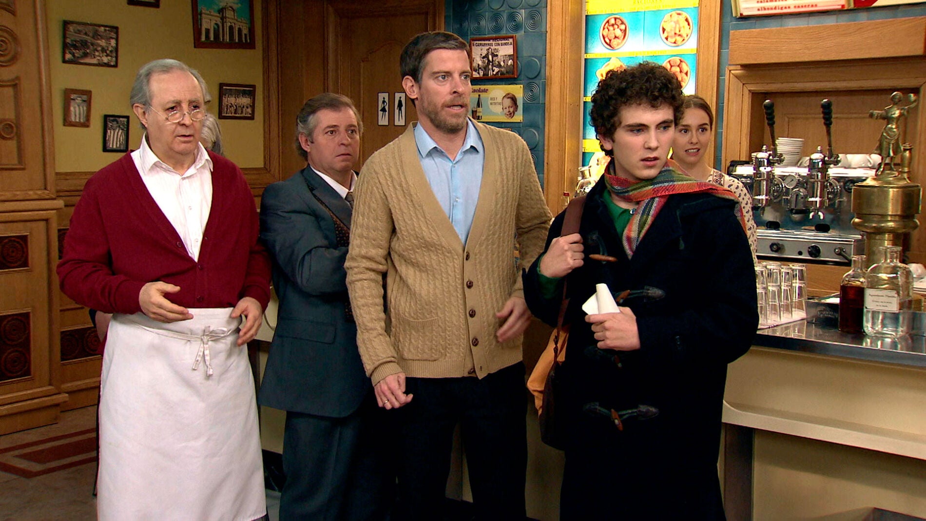  Uno de los hijos de los Gómez se presenta por sorpresa en El Asturiano