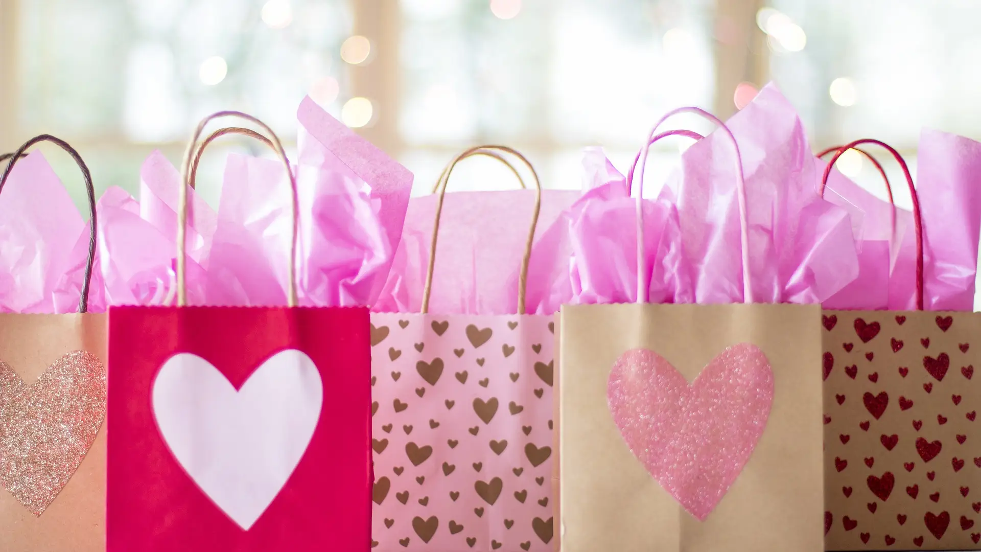 Cómo decorar un escaparate en San Valentín 2020 paso a paso Cómo decorar un escaparate en San Valentín 2020 paso a paso