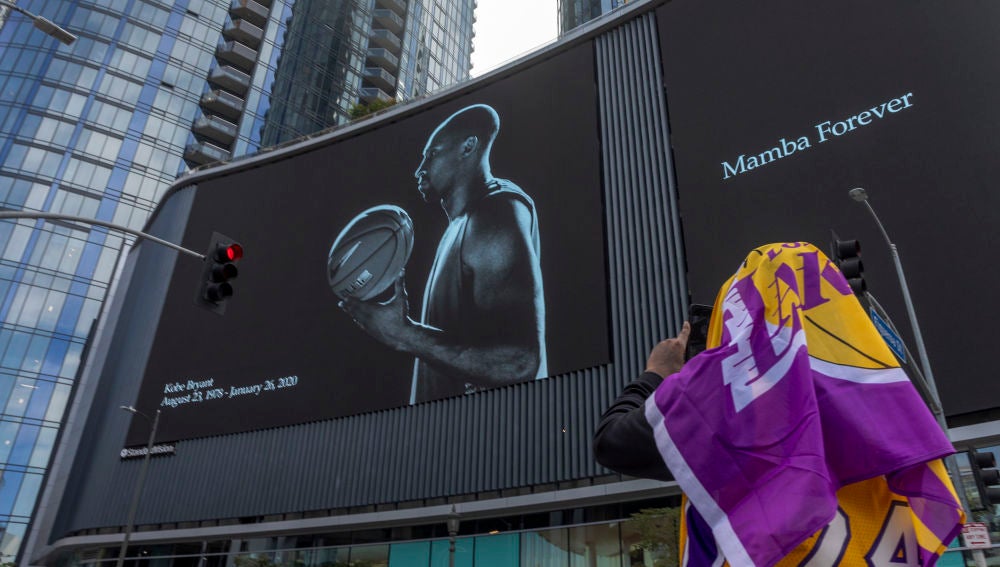 Un aficionado de los Lakers fotografía un mural en honor a Kobe Bryant
