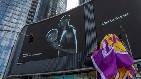 Un aficionado de los Lakers fotografía un mural en honor a Kobe Bryant Un aficionado de los Lakers fotografía un mural en honor a Kobe Bryant