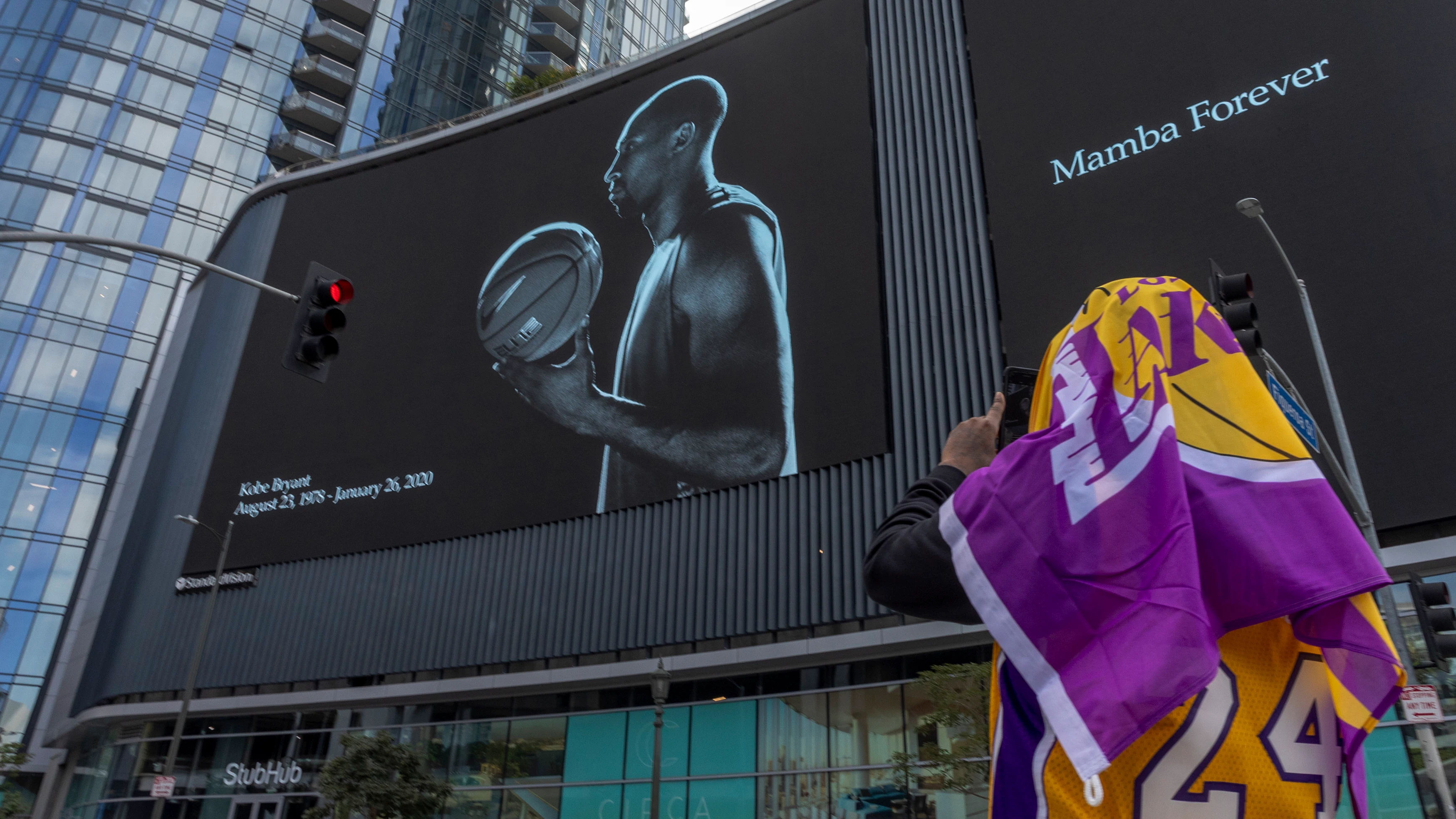 Un aficionado de los Lakers fotograf&iacute;a un mural en honor a Kobe Bryant