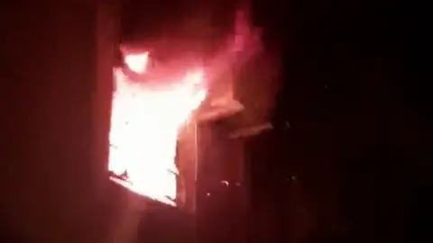 Investigan un incendio en un piso de Barcelona con un hombre atado en su interior Investigan un incendio en un piso de Barcelona con un hombre atado en su interior