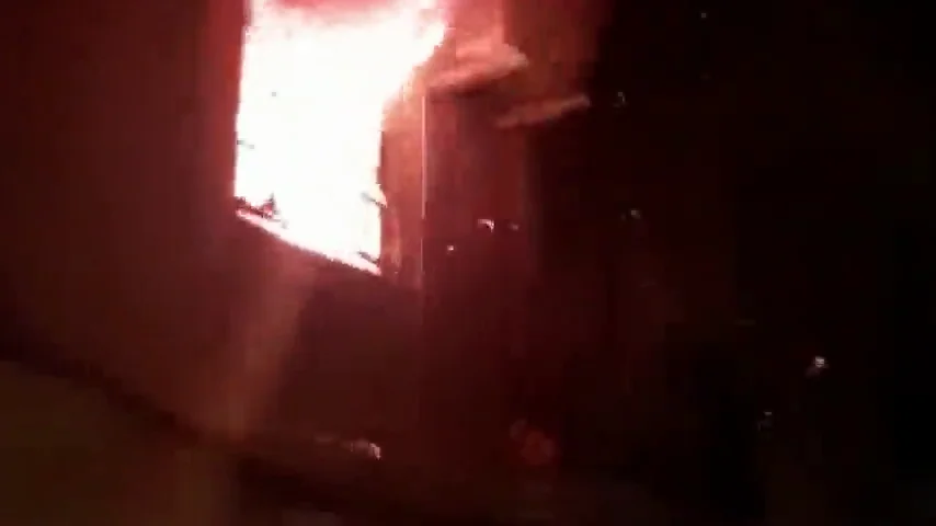 Investigan un incendio en un piso de Barcelona con un hombre atado en su interior