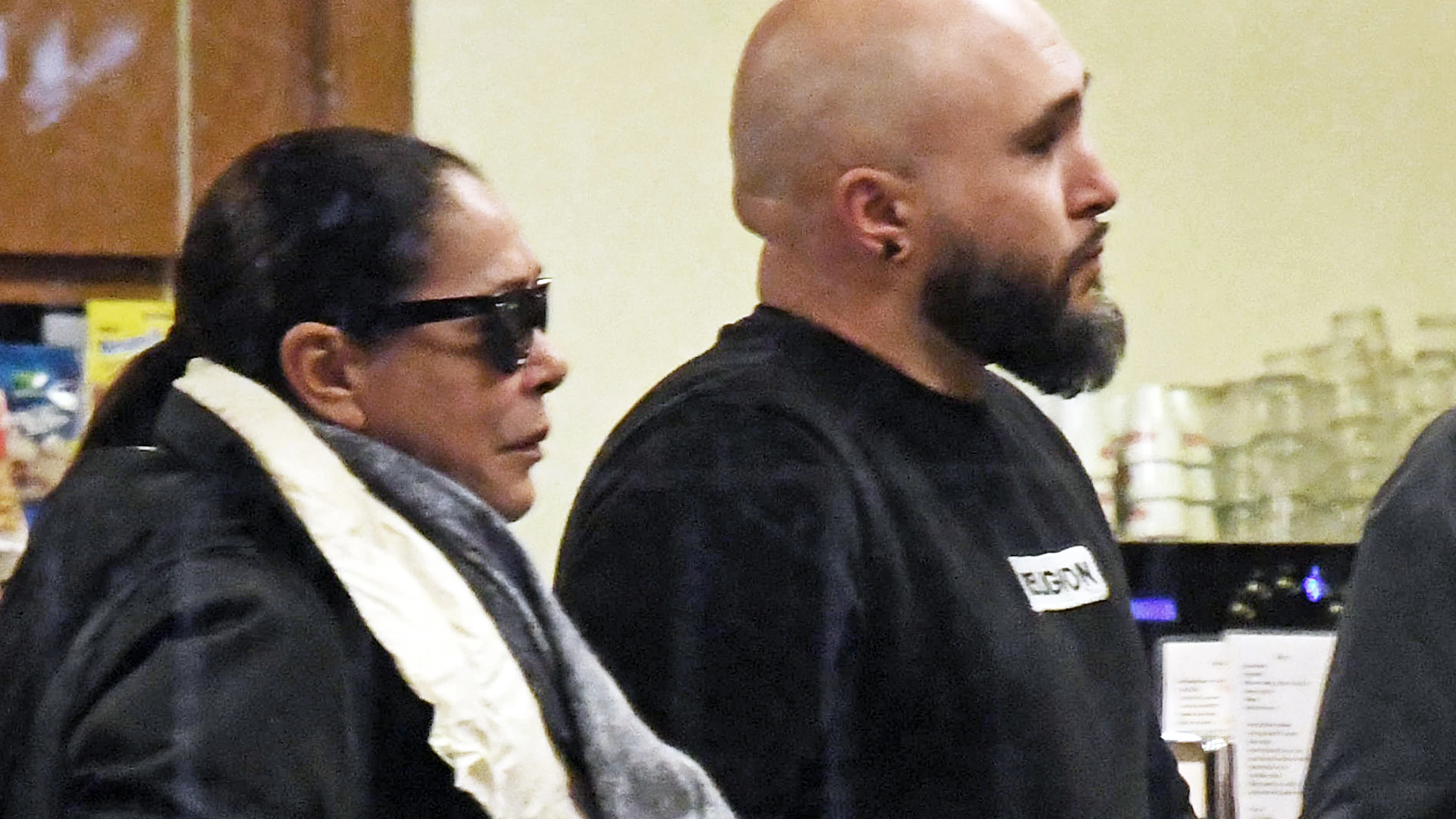 Isabel Pantoja y Kiko Rivera a su llegada al tanatorio Isabel Pantoja y Kiko Rivera a su llegada al tanatorio