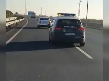 Espectacular persecución policial que acabó con dos policías heridos en Huelva Espectacular persecución policial que acabó con dos policías heridos en Huelva