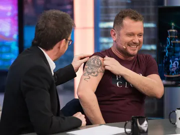 El tatuaje oculto de El Monaguillo que enseña por primera vez a Pablo Motos en 'El Hormiguero 3.0' El tatuaje oculto de El Monaguillo que enseña por primera vez a Pablo Motos en 'El Hormiguero 3.0'