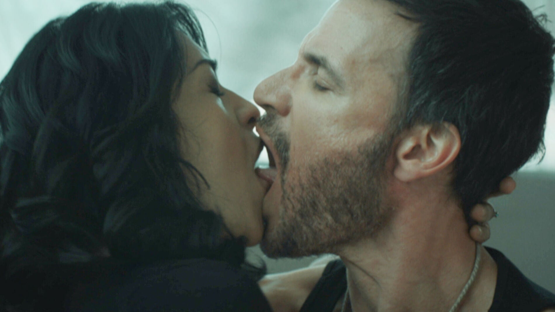 El desgarrador beso entre Antonio y Angelita durante su vis a vis