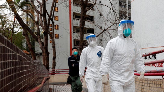 Trabajadores protegidos para no contagiarse de coronavirus
