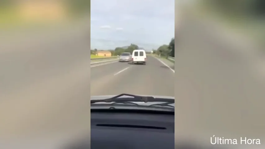 Graban a un conductor que está a punto de chocar de frente con los vehículos del carril contrario Graban a un conductor que está a punto de chocar de frente con los vehículos del carril contrario