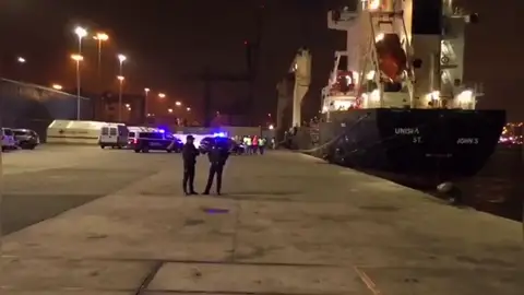 Llegan once inmigrantes al puerto de Las Palmas tras su rescate a 800 km de El Hierro Llegan once inmigrantes al puerto de Las Palmas tras su rescate a 800 km de El Hierro